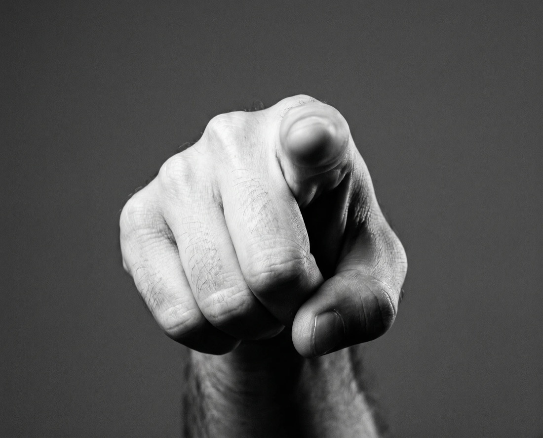 Eine Hand, die auf den Betrachter zeigt