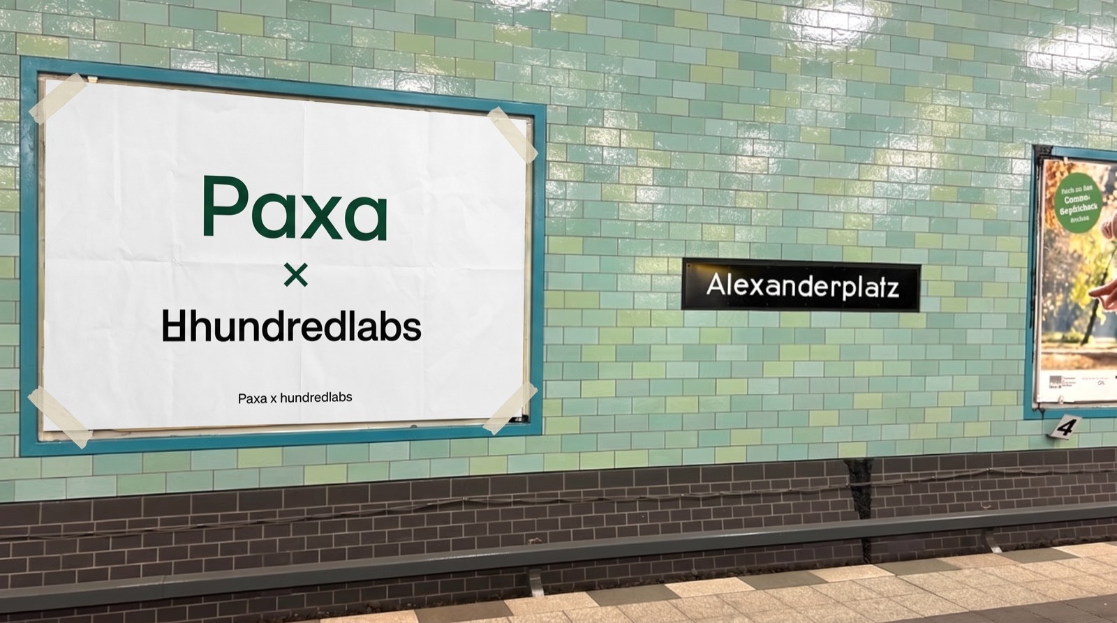 Plakat Paxa x hundredlabs in der U-Bahn-Station Alexanderplatz